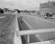 852517 Gezicht op de fietstunnel onder het Westplein te Utrecht, met rechts de zijgevel van het huis Lange Hagelstraat ...